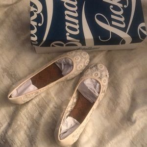 Lucky Brand Edmonds White Flats NWT in box sz 7.5
